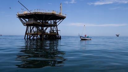 Pescadores junto a una de las plataformas petroleras frente a Cabo Blanco, parte de la propuesta Reserva Nacional Mar Tropical de Grau en Perú.