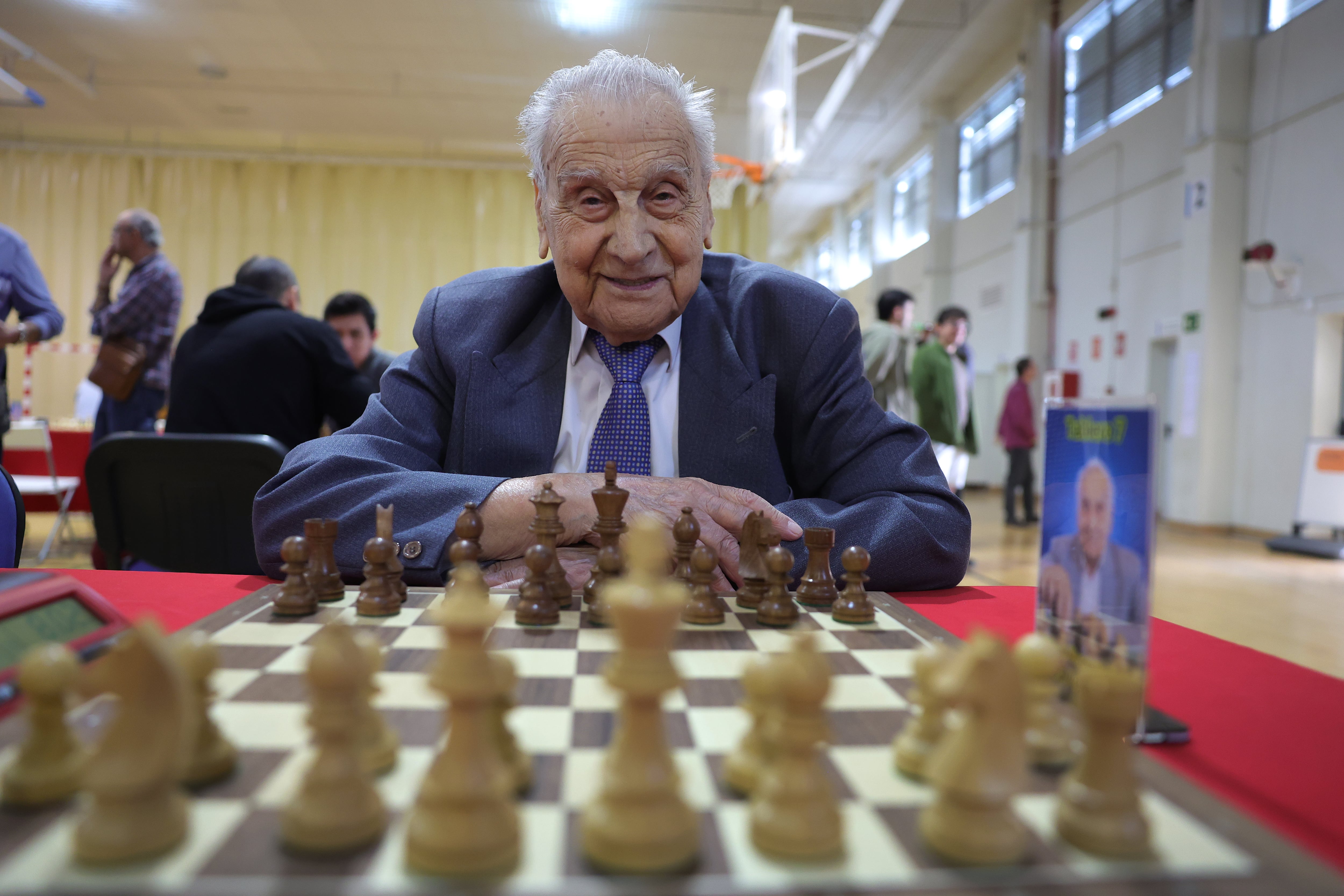 Manuel Álvarez Escudero, de 105 años, el ajedrecista más longevo del mundo.