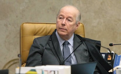 Ministro Celso de Mello durante sessão extraordinária do STF.