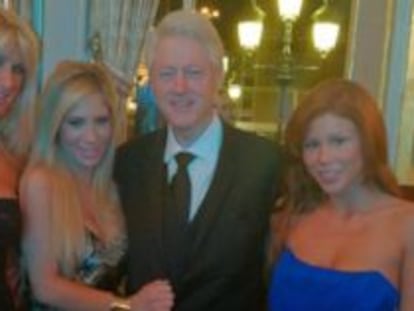 Dos estrellas del porno cogen del brazo a Bill Clinton en Montecarlo