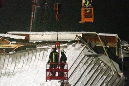 Los bomberos evalúan el estado del techo del edificio derrumbado en Alemania.