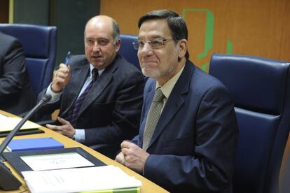 Juan Luis Ibarra, a la derecha, junto a Carmelo Barrio, en el Parlamento.