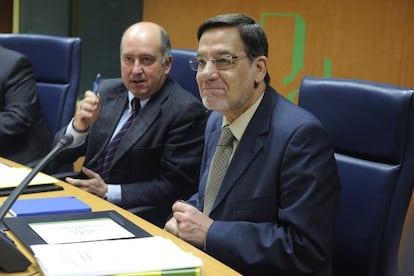 Juan Luis Ibarra, a la derecha, junto a Carmelo Barrio, en el Parlamento.