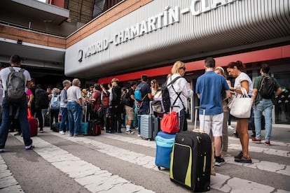 Varias personas a las puertas de la estación del tren de Chamartín con motivo de la incidencia producida en un tren Alicante-Madrid Chamartín, en la estación de Chamartín, a 13 de octubre de 2023, en Madrid (España).