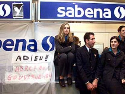 Protesta de trabajadores de Sabena, ayer, en el aeropuerto belga de Zaventem.