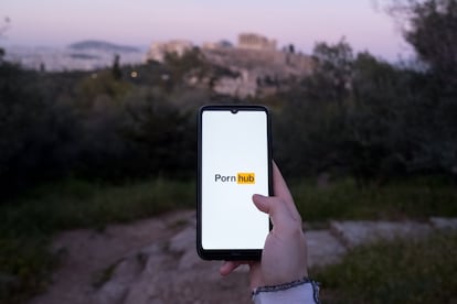 Un telfono mvil ingresa al sitio de Pornhub.