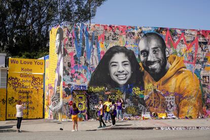 Uno de los homenajes callejeros a Kobe Bryant a su hija Gianna.