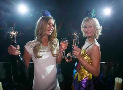 Nicky y Paris Hilton, durante la fiesta.