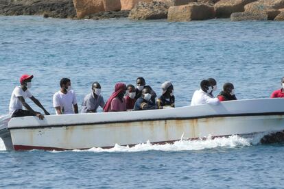 Una patera de migrantes desembarca en la isla de Lampedusa, en Sicilia (Italia).