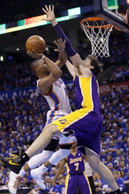 Russell Westbrook entra a canasta ante Gasol.