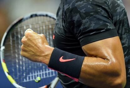 Rafael Nadal celebra uno de los puntos en su ebú contra el croata Borna Coric, a quien venció en tres sets.