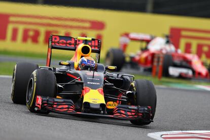 Verstappen (en la imagen) fue la buena noticia para Red Bull, beneficiado de los errores estratégicos de Ferrari en las paradas, que dieron al traste con las posibilidades de podio del alemán Sebastian Vettel, cuarto por delante de su compañero finlandés Kimi Raikkonen, quinto.