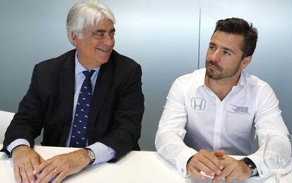 El piloto Oriol Servi&agrave;, derecha, y Mark Miles, CEO de la Indycar.