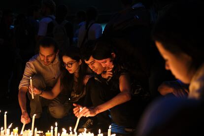 Jóvenes durante el velatón en la Universidad Nacional sede Medellín.