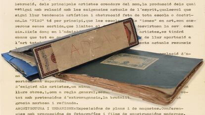Fotomuntatge de la documentació de l’Adlan conservada al Col·legi d’Arquitectes de Catalunya sobre el mecanoscrit del projecte Primera Internacional d’Artistes Creadors.