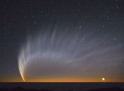 Imagen del cometa McNaught desde el Observatorio Austral Europeo (ESO). Los cometas son rocas de hielo y polvo (hielo sucio) que orbitan alrededor del Sol. De vez en cuando alguna perturbacin los saca de su rbita y se precipitan al Sistema Solar. Segn se acercan al Sol, se van calentando y evaporando, formando sus famosas colas, compuestas de vapor de agua, dixido de carbono y otros gases. El McNaught fue descubierto el 7 de agosto de 2006, alcanz su perihelio (la distancia ms cercana al Sol) el 12 de enero de 2007 y fue posible observarlo a simple vista. Los cometas proceden de las partes ms alejadas del Sistema Solar, de una nube denominada ?pik-Oort, en honor de los astrnomos estonio Ernst ?pik (1893-1985) y holands Jan Oort (1900-1992) que desarrollaron esta teora. La nube (que no ha sido observada directamente) podra extenderse hasta un a?o-luz del Sol y se estima que puede contener ms de 1 billn de cometas. Uno de los cometas ms famosos es el Halley, conocido desde la antigedad, que toma su nombre del astrnomo ingls Edmund Halley (1656-1742), quien predijo sus apariciones peridicas. (?lvaro Labiano).