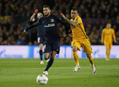 Carrasco se zafa en carrera de Dani Alves en el partido de ida.