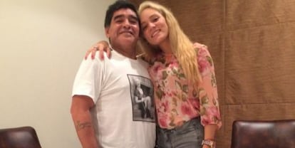 Maradona y su exnovia, Roc&iacute;o Oliva, en la foto de perfil de Twitter de esta.