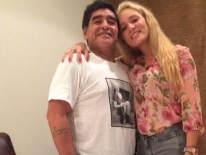 Maradona e seu ex-novia, Rocío Oliva, na foto do perfil no Twitter dela.