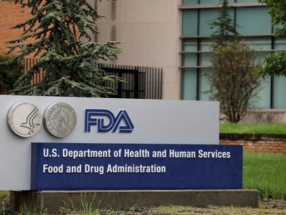 El logo de la Administración de Alimentos y Medicamentos (FDA) en su sede en White Oak, Maryland, en una imagen de archivo.