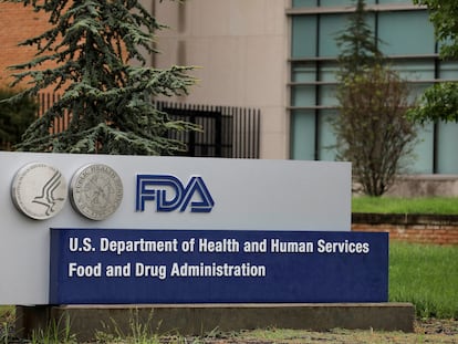 El logo de la Administración de Alimentos y Medicamentos (FDA) en su sede en White Oak, Maryland, en una imagen de archivo.