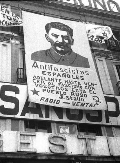 Cartel colocado en la madrileña Puerta del Sol durante la Guerra Civil, con el retrato de Stalin y unas frases atribuidas a él.
