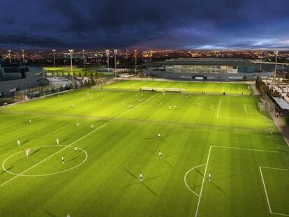 La ciudad deportiva del City contará con 16 campos de fútbol de tamaño completo y otro de tamaño medio. 12 de ellos estarán destinados para jugadores entre 8 y 21 años.