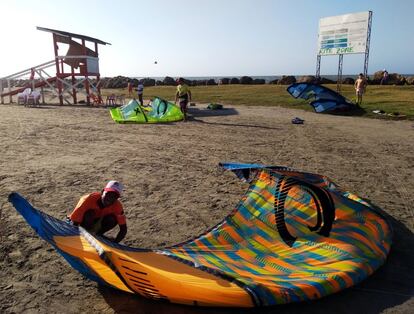 Haider José Córdoba (15 años) ayuda a armar el equipo de kitesurf de su maestro. El joven era de los más tímidos al entrar a la Fundación Amigos del Mar, pero puntual y cumplido. Hoy colabora interactuando con turistas que llegan a El Laguito a alquilar equipos náuticos.