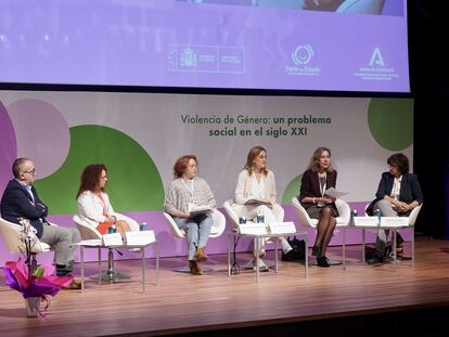 La presidenta del Observatorio de Igualdad de Oportunidades del Grupo Social ONCE, Patricia Sanz (segunda por la derecha), en una mesa de debate sobre violencia de género y discapacidad.