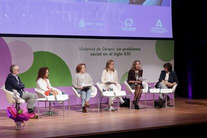 La presidenta del Observatorio de Igualdad de Oportunidades del Grupo Social ONCE, Patricia Sanz (segunda por la derecha), en una mesa de debate sobre violencia de género y discapacidad.