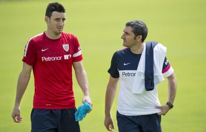 Aduriz, a la izquierda, conversa con Valverde en Lezama.