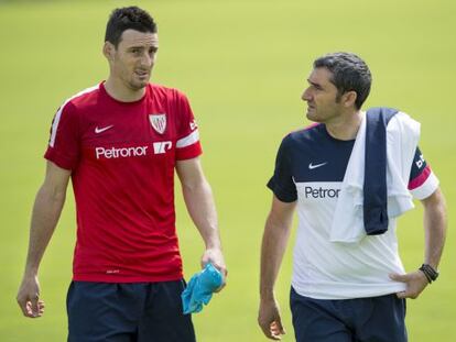 Aduriz, a la izquierda, conversa con Valverde en Lezama.