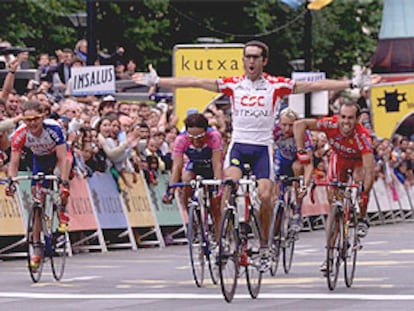 Laurent Jalabert al cruzar la meta, ayer en San Sebastián.