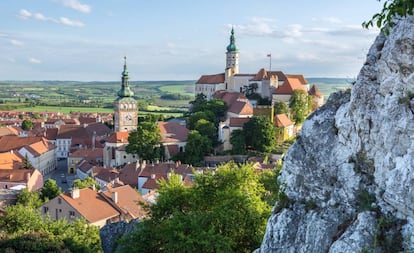 El castillo y la iglesia de San Wenceslao, en Mikulov, ciudad medieval rodeada de viñedos.