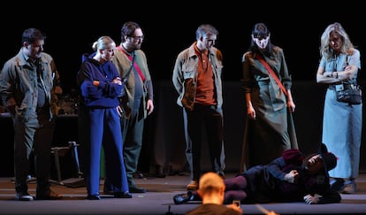 El reparto de 'Tenorio' durante un ensayo en el Teatro Real.