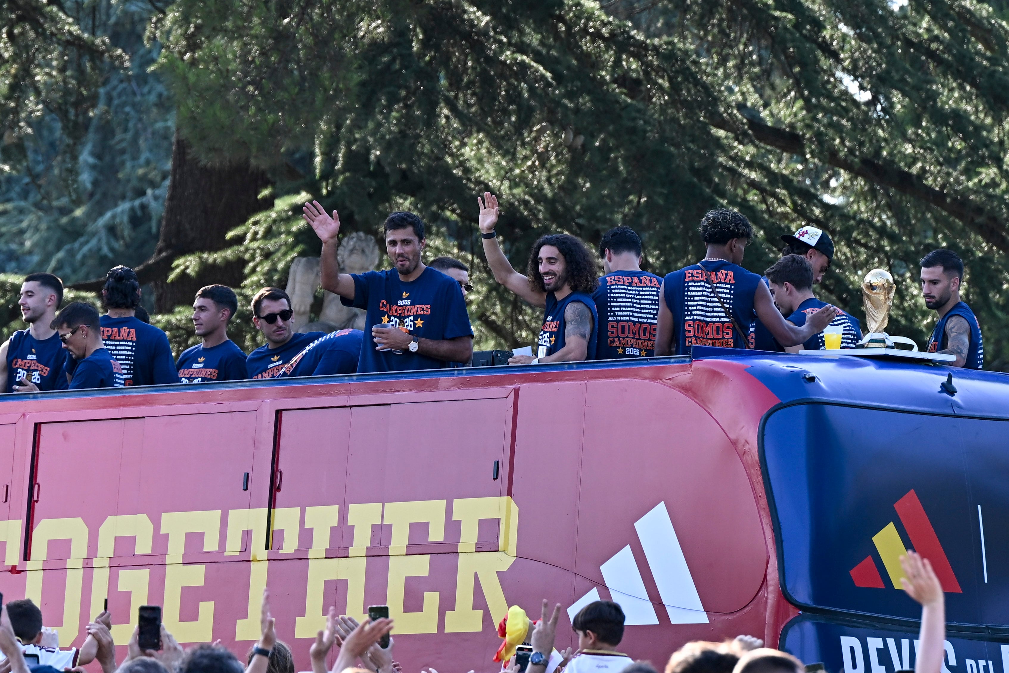 Las celebraciones de los campeones del mundo, en directo | La selección comienza su desfile por Madrid tras el encuentro con Sánchez en La Moncloa