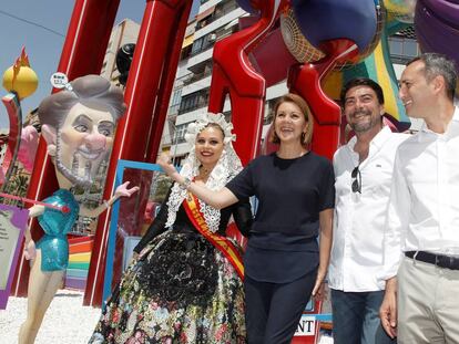 El presidente de la Diputación de Alicante, César Sánchez, a la derecha, con el alcalde de Alicante Luis Barcala y la candidata a la Presidencia del PP María Dolores de Cospedal, el domingo en Alicante.