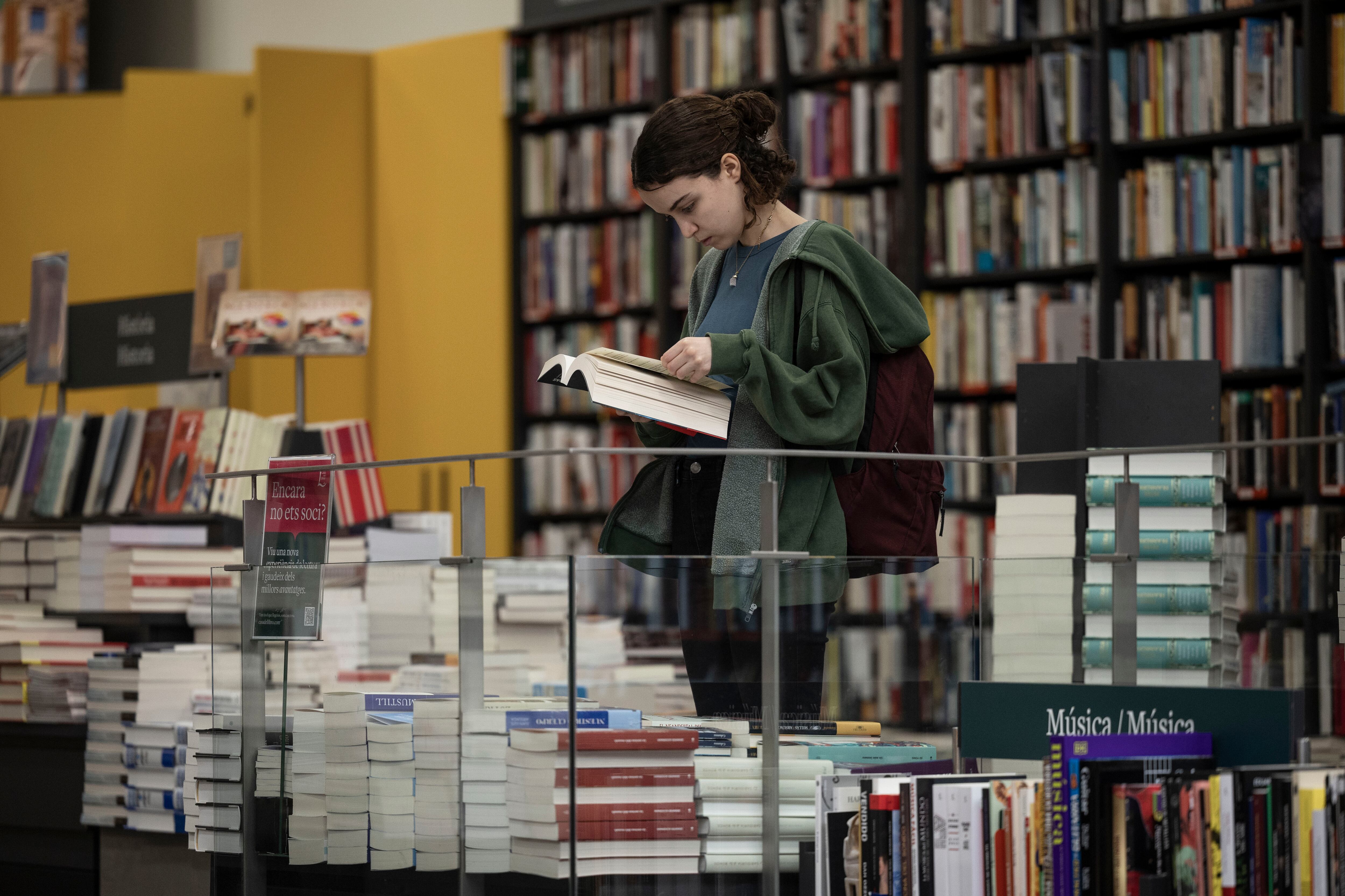 Una joven en una librería de Barcelona, el 20 de abril.