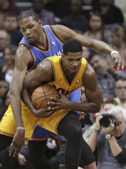 Kevin Durant y Tristan Thompson durante el encuentro de este jueves.