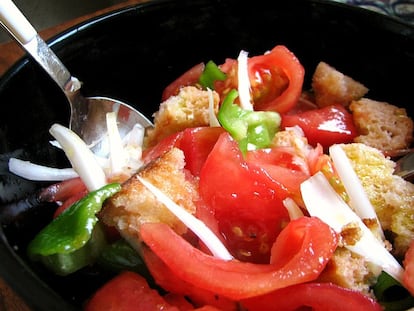 Ensalada de tomate y pan