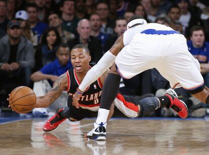 Damian Lillard pelea un balón con Carmelo Anthony.