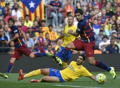 Luis Suárez remata desviat contra Las Palmas.