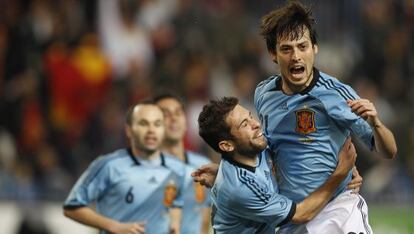 Jordi Alba abraza a Silva, que festeja su gol.