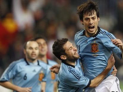 Jordi Alba abraza a Silva, que festeja su gol.