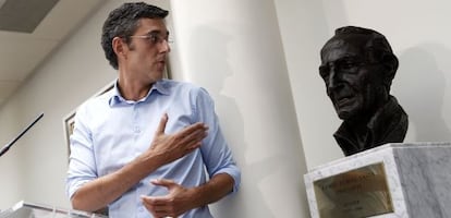 Eduardo Madina presentó su candidatura a las primarias del PSOE junto al busto de Ramón Rubial en el Senado.