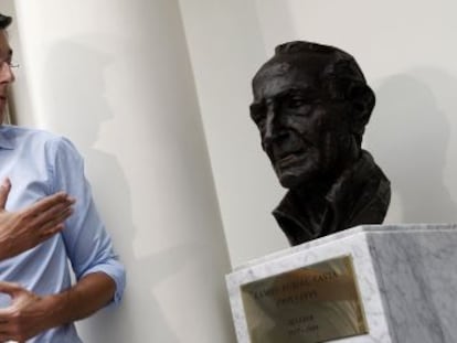 Eduardo Madina present&oacute; su candidatura a las primarias del PSOE junto al busto de Ram&oacute;n Rubial en el Senado.