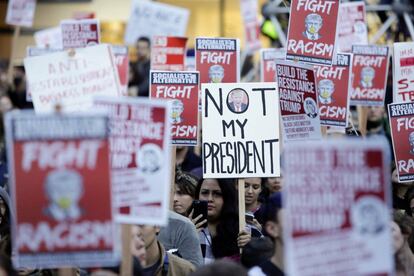 Un día después de la elección de Donald Trump como el nuevo presidente de Estados Unidos, miles de personas salieron a las calles de las principales ciudades del país para mostrar su rechazo a la decisión salida de las urnas. En la imagen, protesta en Seattle, Washington.