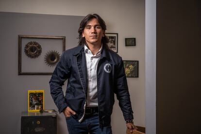 Albert Corredor, candidato a la alcaldía de Medellín, posa para un retrato en un café en Bogotá, el 28 de agosto del 2023.