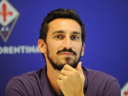 Davide Astori posaba en su presentación para el Fiorentina en 2015