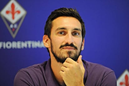 Davide Astori posaba en su presentación para el Fiorentina en 2015